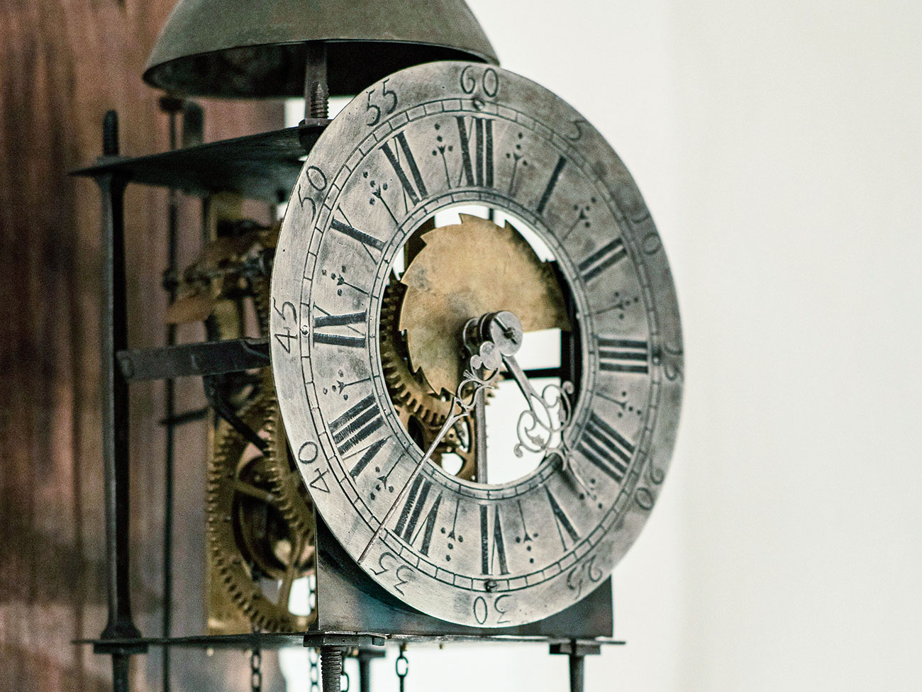 Antike Uhr mit sichtbarem Uhrwerk bei Juwelier Ritter in Feldkirch