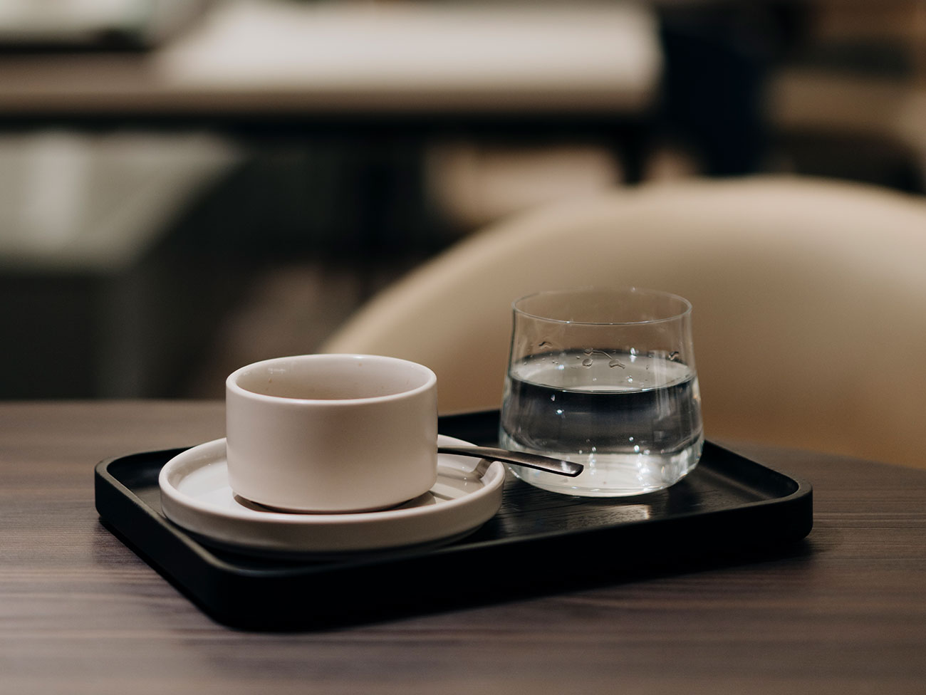 Besprechungsraum bei Juwelier Ritter in Feldkirch mit gedecktem Tisch, Kaffee und Wasser für persönliche Beratung
