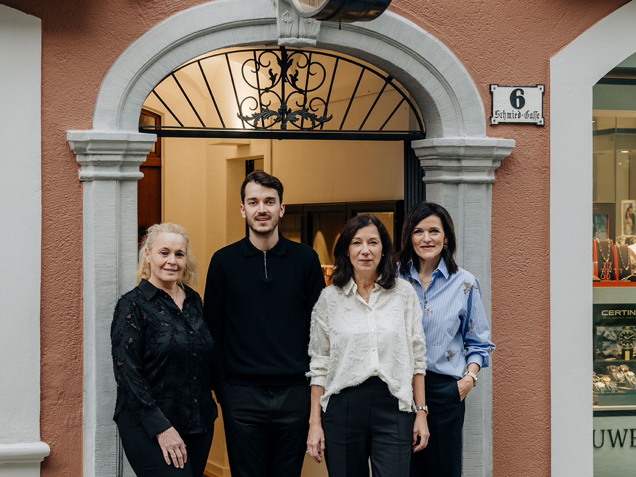 Tobias Ritter und das Team von Juwelier Ritter vor dem Eingang des Geschäfts in der Schmiedgasse Feldkirch