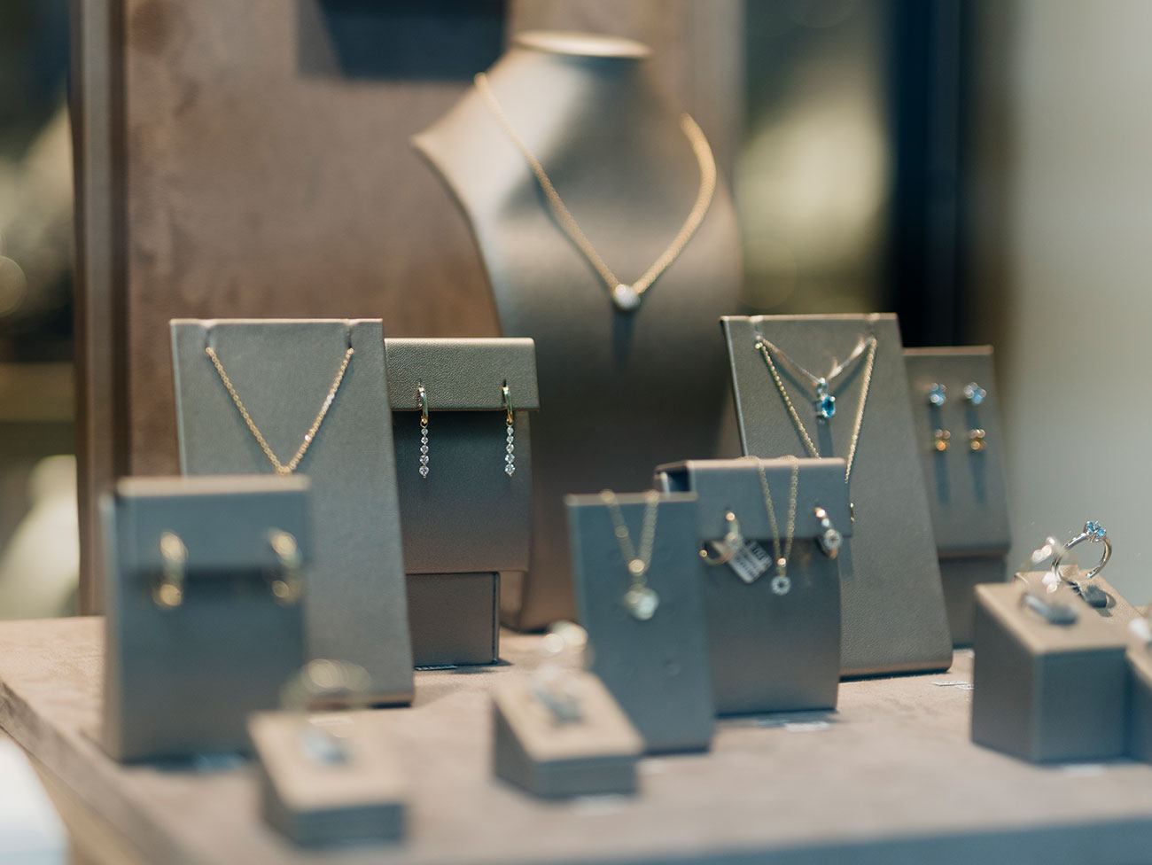 Halsketten und Ohrringe bei Juwelier Ritter in Feldkirch
